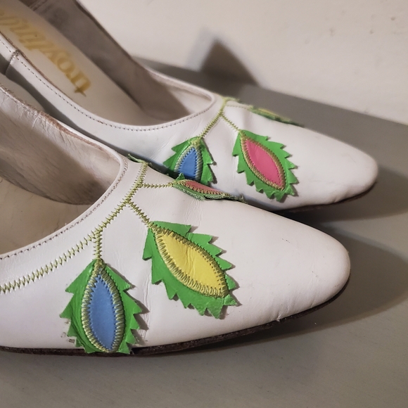 Chic Vintage White Heels with Vibrant Leaf Accents 60s Aplique - Picture 3 of 9